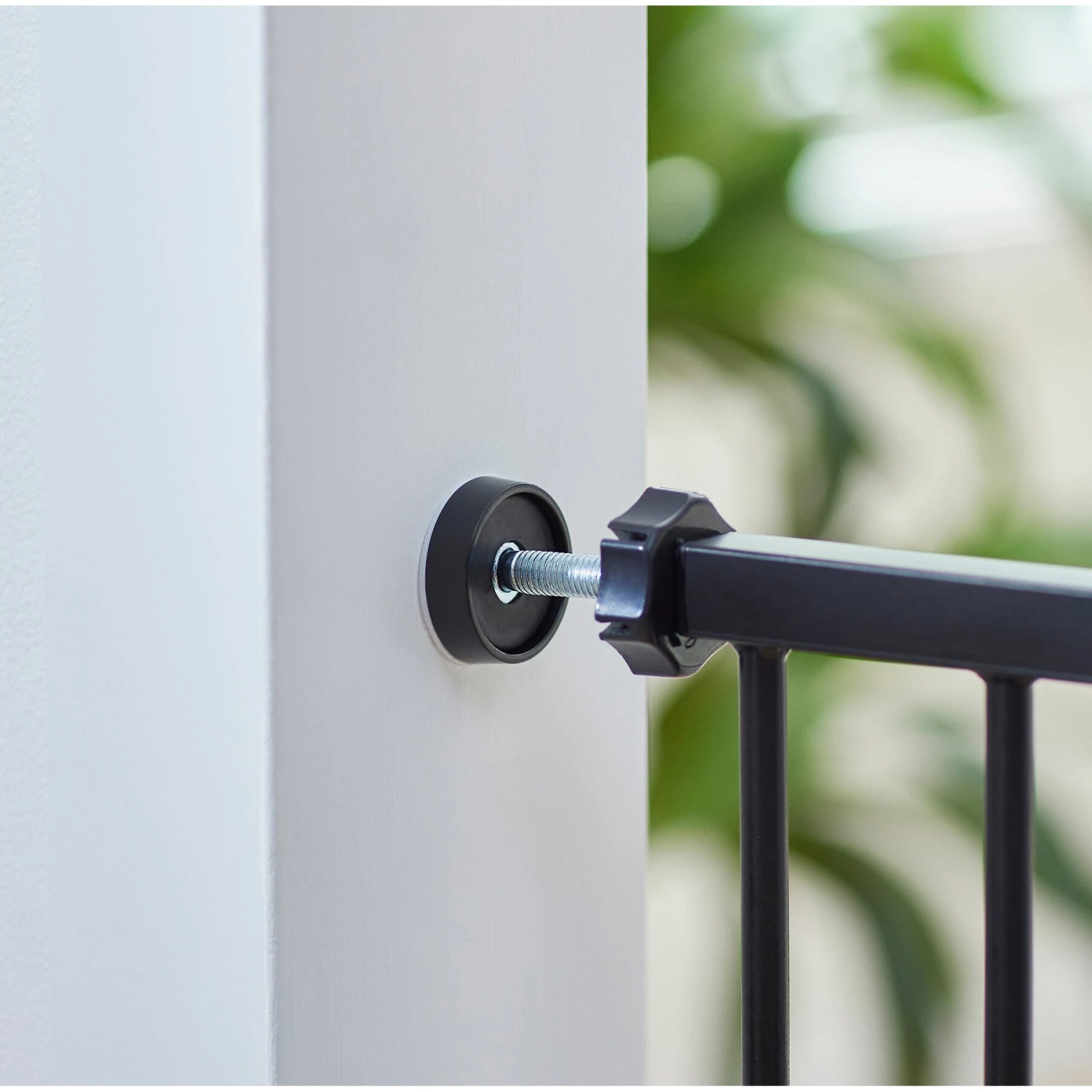 Frisco Metal Geometric Pattern Extra Wide Auto-close Dog Gate 6 Frisco Metal Geometric Pattern Extra Wide Auto-close Dog Gate - Image 4